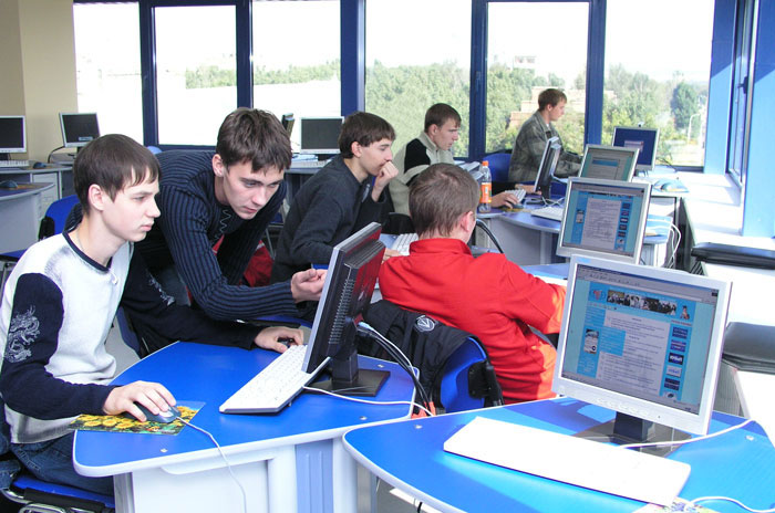 Школьники за компьютером