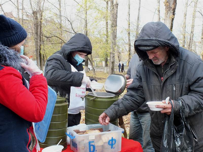 Волонтеры помогающие бездомным. Обеды для бездомных. Кормление бомжей. Горячий обед для бездомных. Социальные обеды для бездомных.